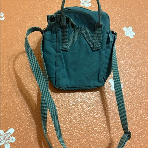FJALLRAVEN Kånken Sling Crossbody Bag - Picture 4 of 4